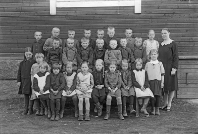 Jokisivun alakoulu 1930, opettaja Helmi Salminen.