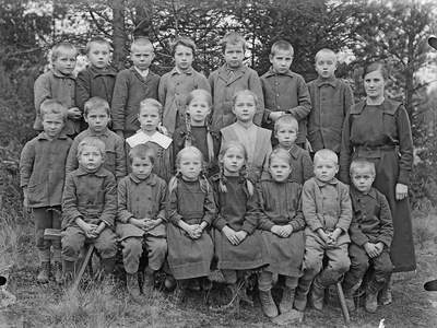 Jokisivun kiertokoululaisia 1920, opettaja Lyyli Heinonen