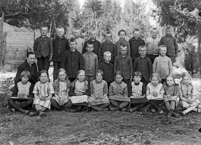 Kuninkaisten koulun oppilaita ehkä 1915, opettaja Anna Toivonen