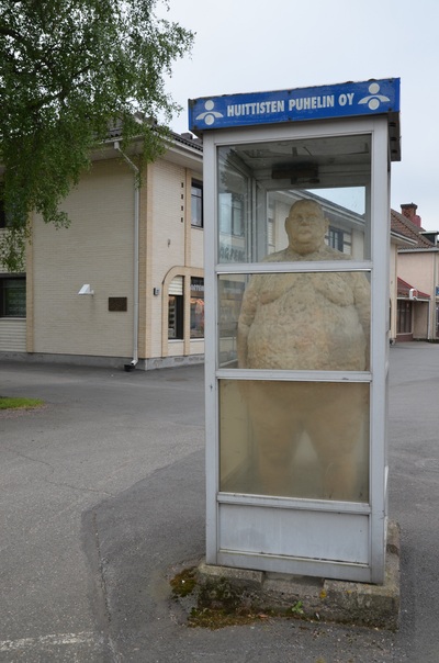 Valokuva otettu ympyrässä olevan puhelinkopin patsaasta