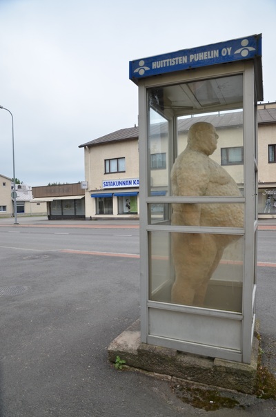 Valokuva otettu ympyrässä olevan puhelinkopin patsaasta