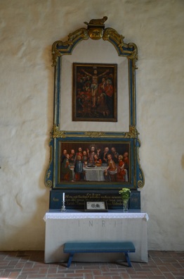 Valokuva otettu maalauksista kirkon sisällä