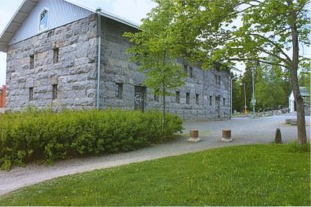 Museorakennus valmistui v. 1902 alunperin laina- ja vaivaisjyvästöksi. Vuonna 1938 perustettu Huittisten museo on toiminut rakennuksessa vuodesta 1950 alkaen.