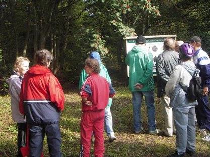 Vuoden 2006 Arkeologian päivien retkeläiset tutkimassa Hiukkavainionmäen kalmiston opastaulua