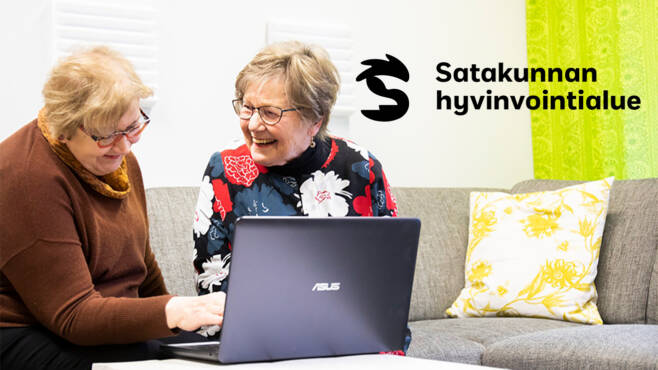 Seniorinaiset tietokoneen ääressä hymyillen. Satakunnan hyvinvointilaueen logo.