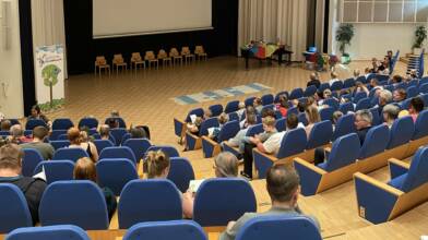 yleisöä konserttisalissa odottamassa konsertin alkamista