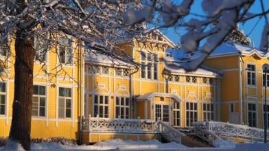 Kuvagalleria Kuva 2/3. West Finland College main building during the winter